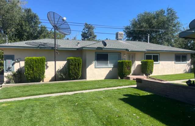 Charming 3 Bed 1 Bath Home in Downtown Tehachapi!! - 511 East E Street, Tehachapi, CA 93561