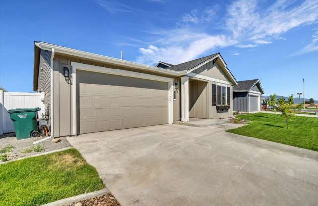 Charming 3 bedroom, 2 bath home Gallery 3