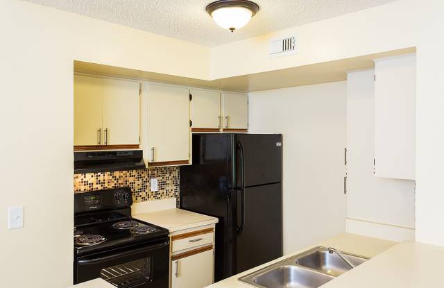 Beautiful Condo with 2-bedroom and 2-bathroom in Bella Vista Gallery 4