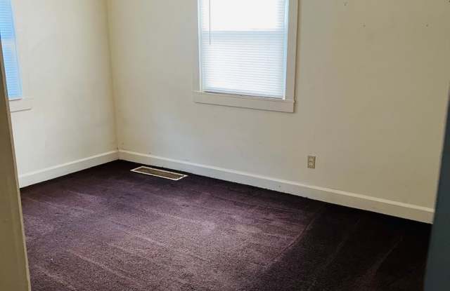 1st floor 1 bedroom apartment ready now - 128 South 11th Street, Sharpsville, PA 16150