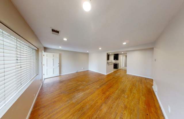 Spacious 8-Bedroom / 4-Bathroom Home Near SDSU — Perfect for Large Groups Gallery 3