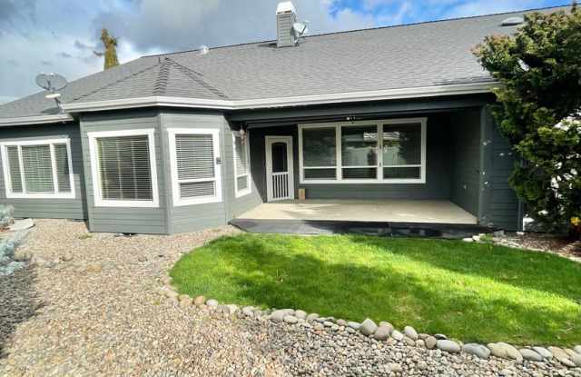 2 Bedroom-2 Bath single Family Home in Gate Community-Eagle Point Golf Course-Eagle Point, Oregon Gallery 4