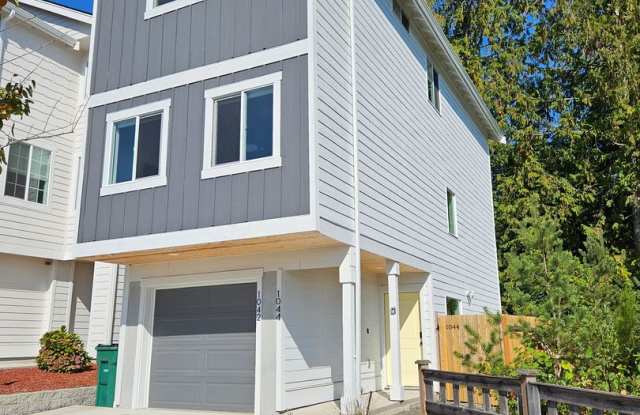 Updated Stylish Silverdale 2 bed, 2.5 bath Townhouse Gallery 1