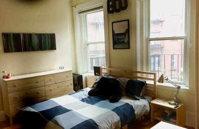 Good sized studio for 9/1 in a hot location! Gallery 4