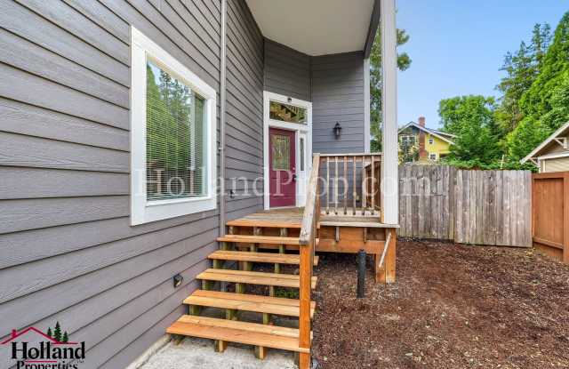 Great, Spacious & Inviting Home in the Heart of Milwaukie! Move-in Special DISCOUNT of $200!!! Gallery 4