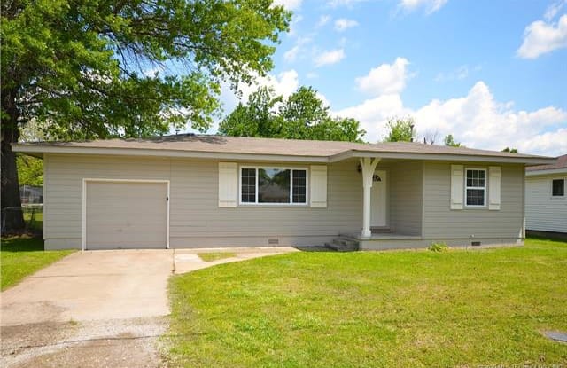 708 S Choctaw Avenue - 708 South Choctaw Avenue, Claremore, OK 74017