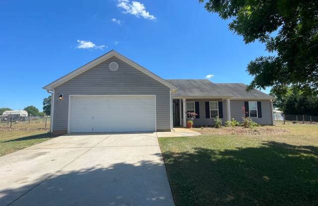 3-bedroom, 2-bath home in Oglethorpe County is situated on a 1.53 spacious lot with a fenced-in backyard! Gallery 4