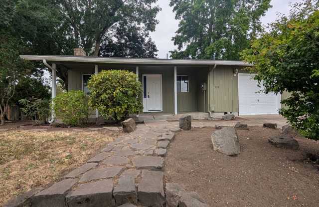 3-bedroom, 1-Bath Duplex On a Corner Lot In The Bethel Area photos photos