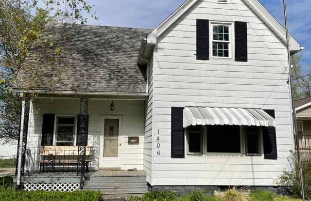 4 Bedroom House with Fenced in Yard! photos photos