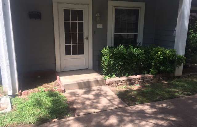 Darling 1 Bed, 1.5 Bath Townhouse with small Fenced Yard! photos photos