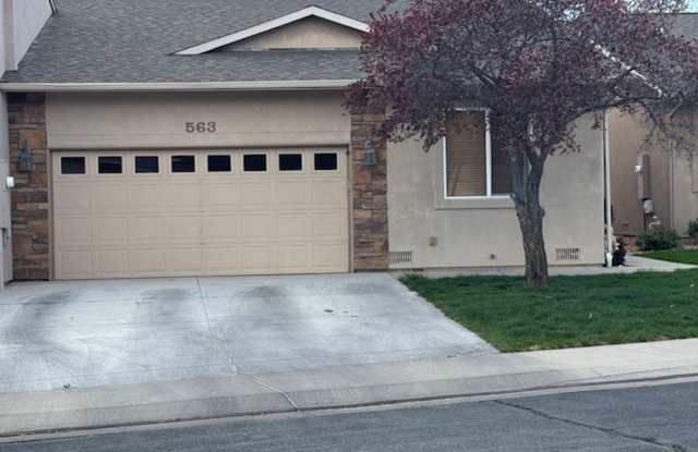 Bright & Spacious 2-Bed Townhome in great neighborhood with attached 2-car Garage! photos photos