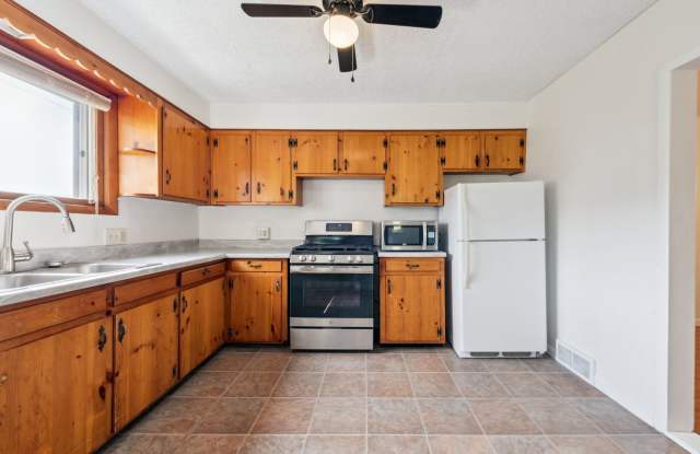 Beautiful 3 bedroom home in Jeannette available now! photos photos