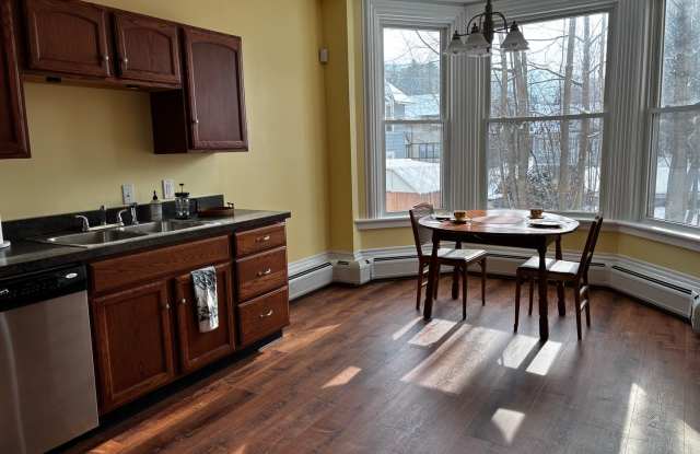 Centrally located 1 bedroom unit, flexible rental terms, partially furnished photos photos