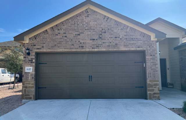 Luxury 3/2 Duplex in Seguin, Texas - 1127 Renee Way, Seguin, TX 78155