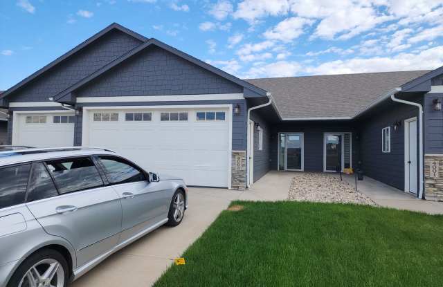 Three bedroom two bathroom slab on grade twin home - 4003 East 68th Street, Sioux Falls, SD 57108