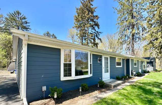 Ready to Rent Delafield Townhome! photos photos