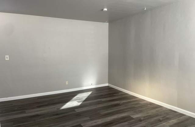 Well located 1 Bedroom near the Nugget Gallery 3