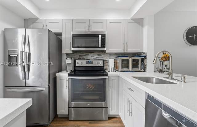 9340 Lagoon Pl Gallery 1