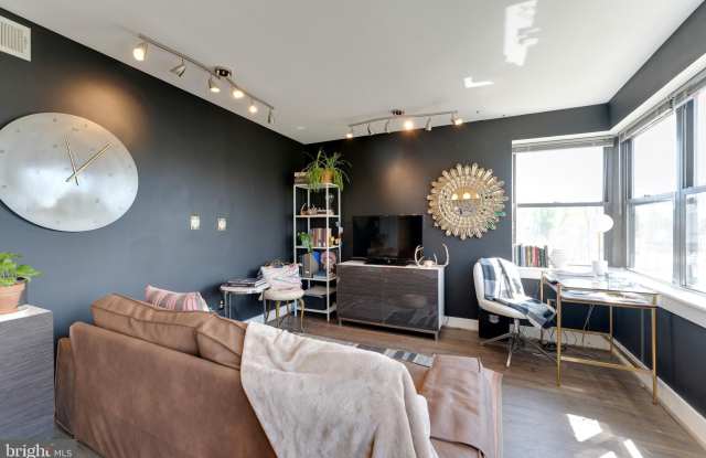 212 OAKWOOD Street SE Gallery 2