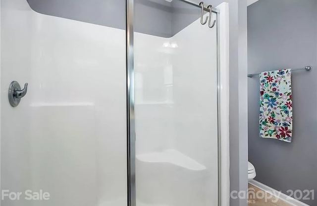Room in 4 Bedroom Townhome at Sharon Rd W Gallery 4
