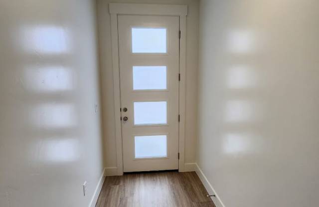 Newer Town Home Gallery 4
