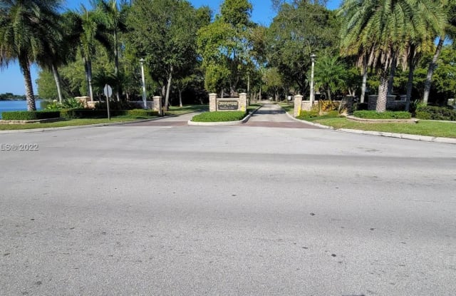 10121 Woodbury Ct - 10121 Woodbury Court, Pembroke Pines, FL 33026
