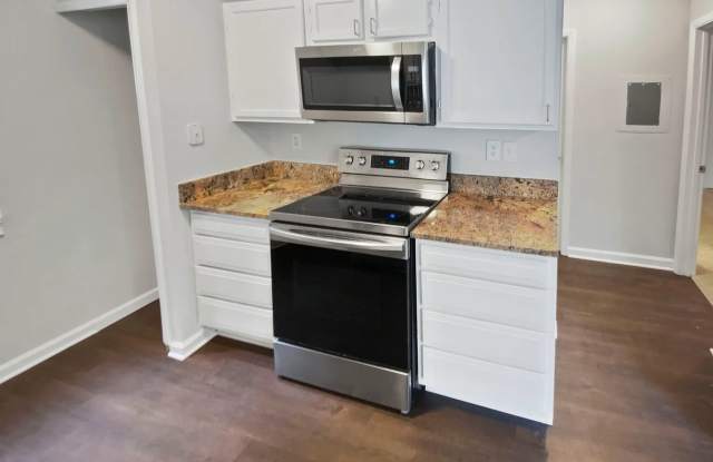 Room in 2 Bedroom Home at Cypress Pointe St Gallery 4