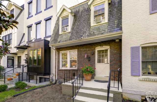 Refreshed 3BR 2.5 BA Rowhouse Near Georgetown University & Hospital Available Now Gallery 1