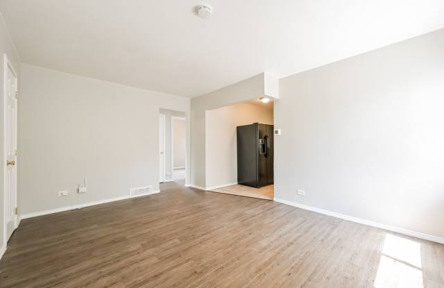 4 WEEKS FREE RENT PLUS FREE 55" TV IF MOVED IN BY 10/15!! Charming Bungalow for Rent in Prime Denver Location! Gallery 3