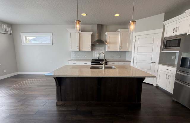 Spacious 5 Bed 2.5 Bath Meridian Home with Huge Fenced Backyard & Covered Patio Gallery 3