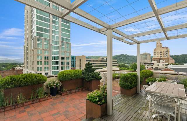 Beautiful Downtown Condo - Garage Parking Included! Gallery 1