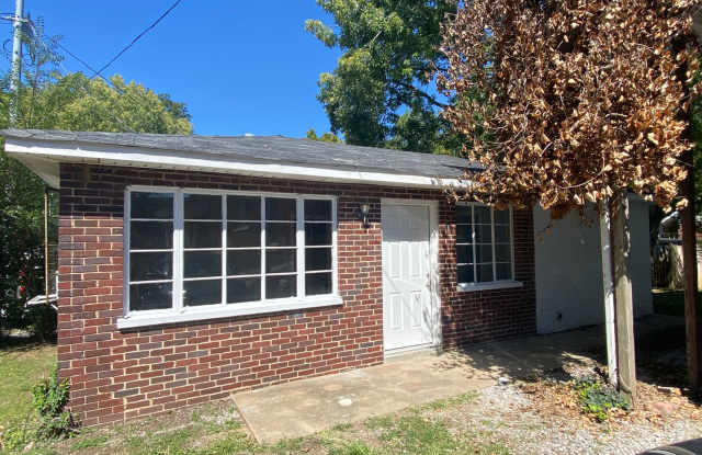 2 bedroom 1 bath house - 633 Broad Street Northwest, Cleveland, TN 37311