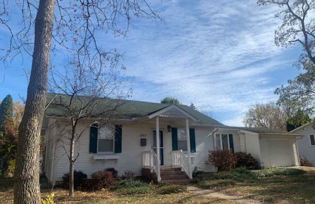 Super cute two-bedroom, two-bath single-family home in St. Louis Park! Gallery 3