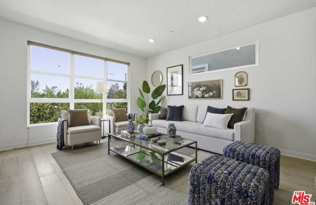 2700 E Chaucer St photos photos