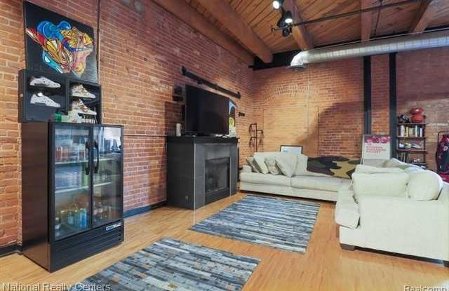 200 S RIVER PLACE Drive Gallery 4