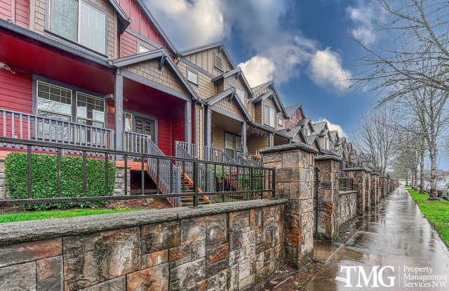 Gorgeous Four Bedroom Townhome in Hillsboro! - 1444 Northeast Edgefield Street, Hillsboro, OR 97124
