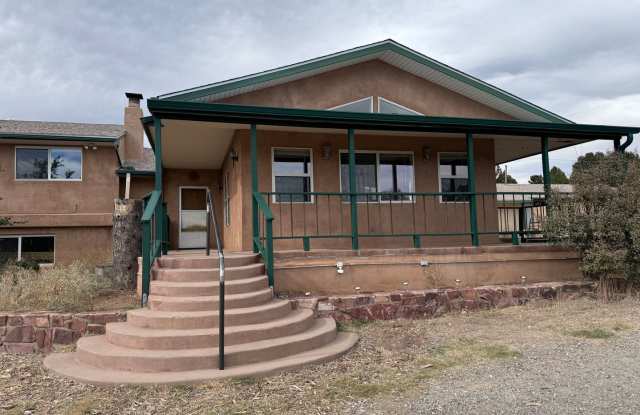 4 Bedroom, 2.5 Bathroom Home in Cedar Crest, NM Gallery 1
