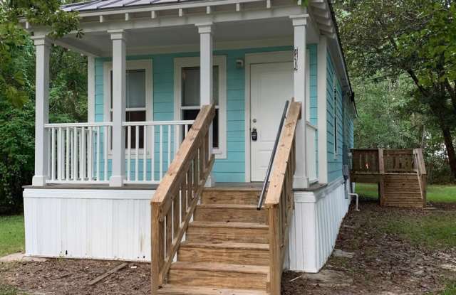 GAUTIER, MISSISSIPPI - Charming 2 bedroom 1 bath cottage. photos photos