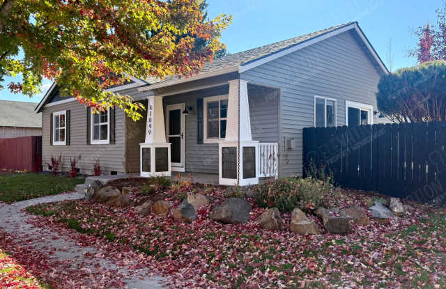 Single Level 3 BR Charmer in SE Bend with Fully Fenced Yard Gallery 3