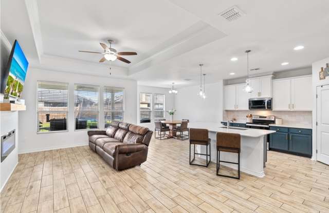 1016 Ocean Breeze Gallery 2