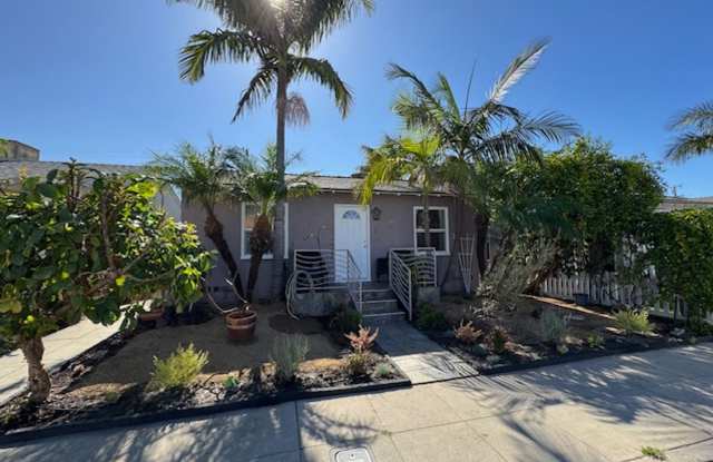 Move in Ready 2 bed 2 bath Home Near 2nd St with Laundry and Garage! photos photos