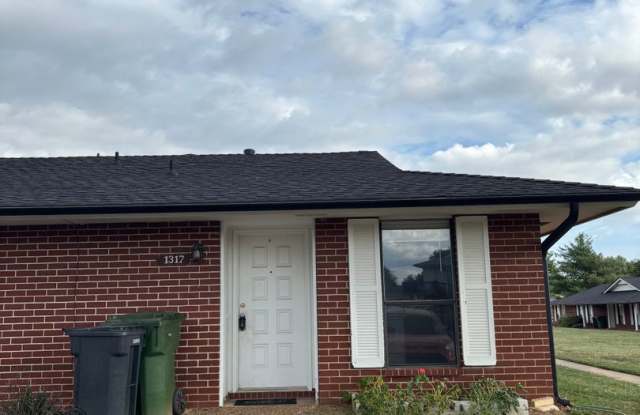 Charming Duplex in Rogers! Gallery 1