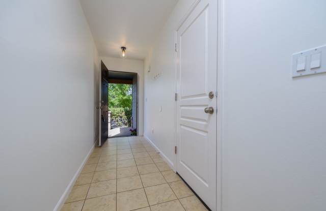 Beautiful North Bend Townhome – 2 Primary Suites, Fireplace & Private Outdoor Space! Gallery 3