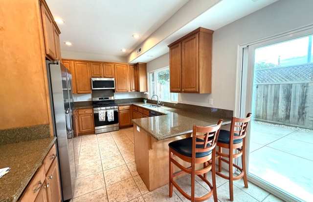 Beautifully Maintained 3Bd/2.5Ba Near Capitola Mall! Gallery 4