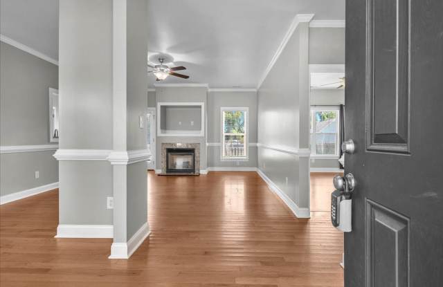Spacious 4-bedroom home on over half an acre! Gallery 4