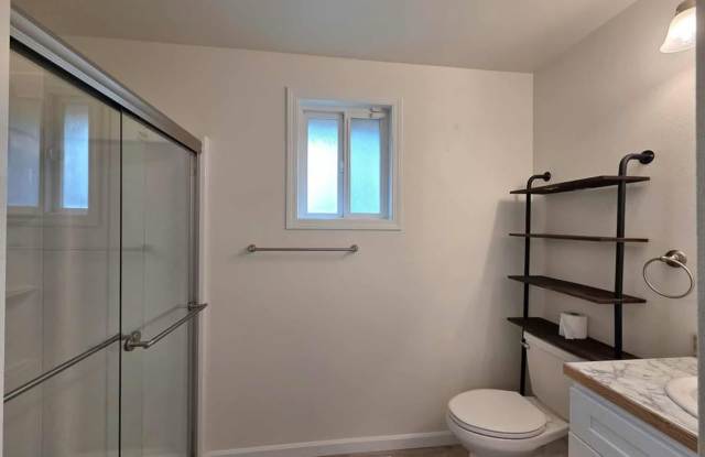 Stunning 4 Bedroom, 3 Bathroom Home, with Amazing Views! Gallery 4
