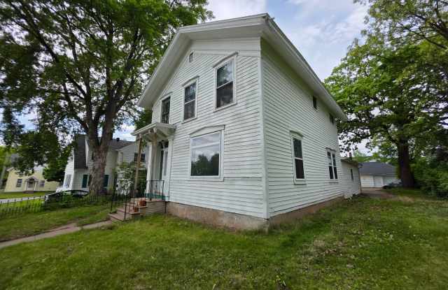 $1295 |3Bd 2Ba| 434 Niagara Street | Available 06/01/2027 Gallery 3