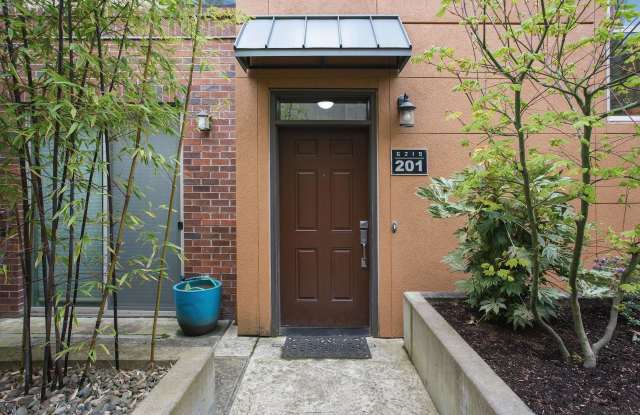 6219 Northeast Carillion Drive Gallery 2
