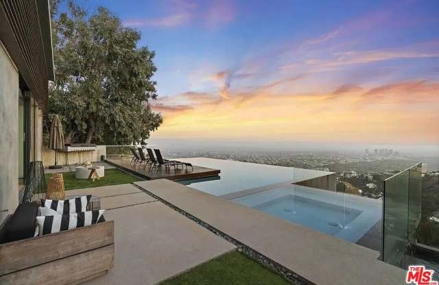 8790 Appian Way Gallery 4