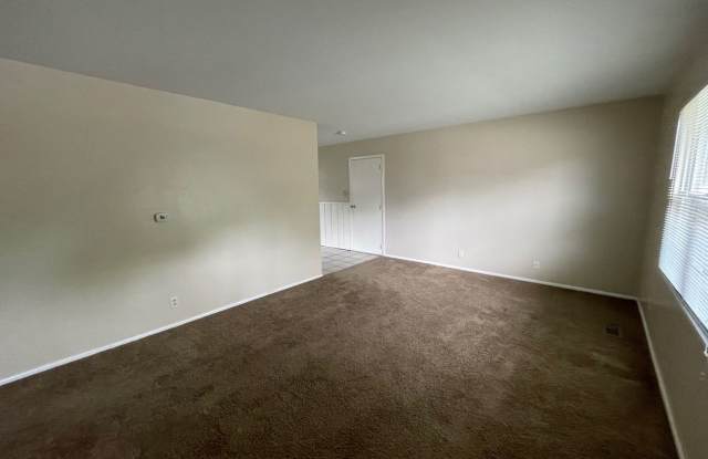 3 Bedroom House W/ A Garage! Gallery 3